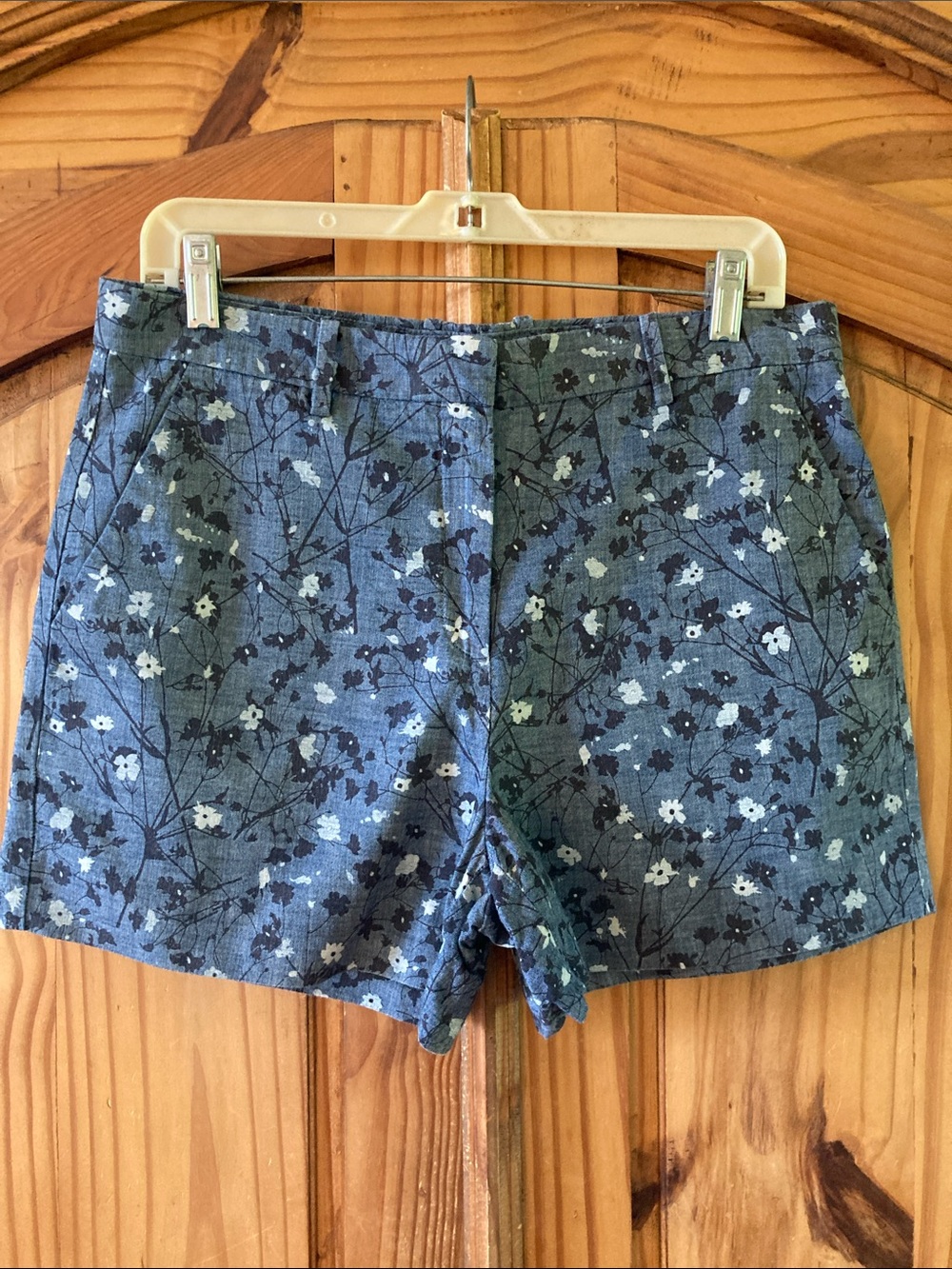 Women’s Gap Tailored Short blue gray floral shorts size 8